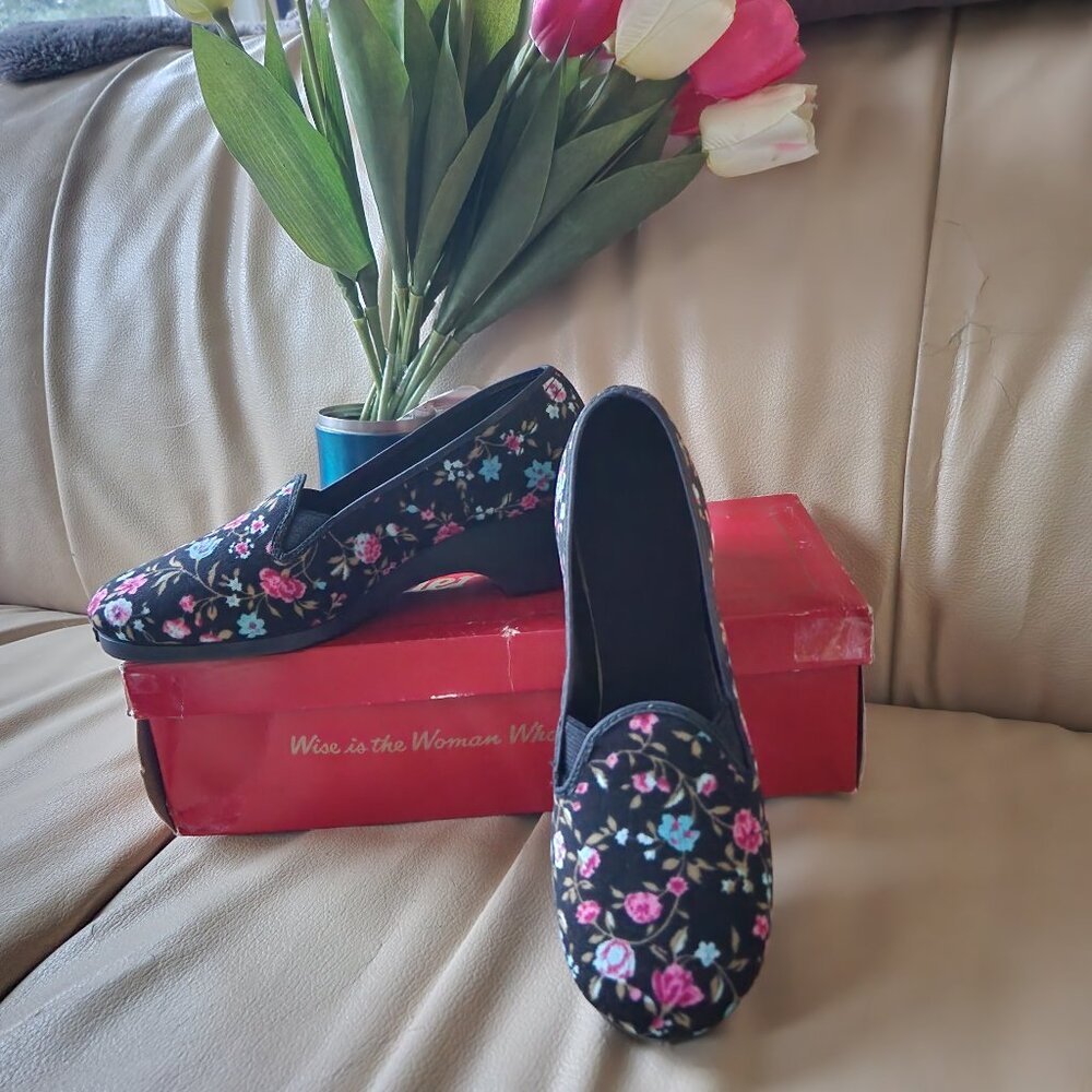 S42 New Love these Leisure Treads Slip-on floral, twin gussets for good fit Sz 5